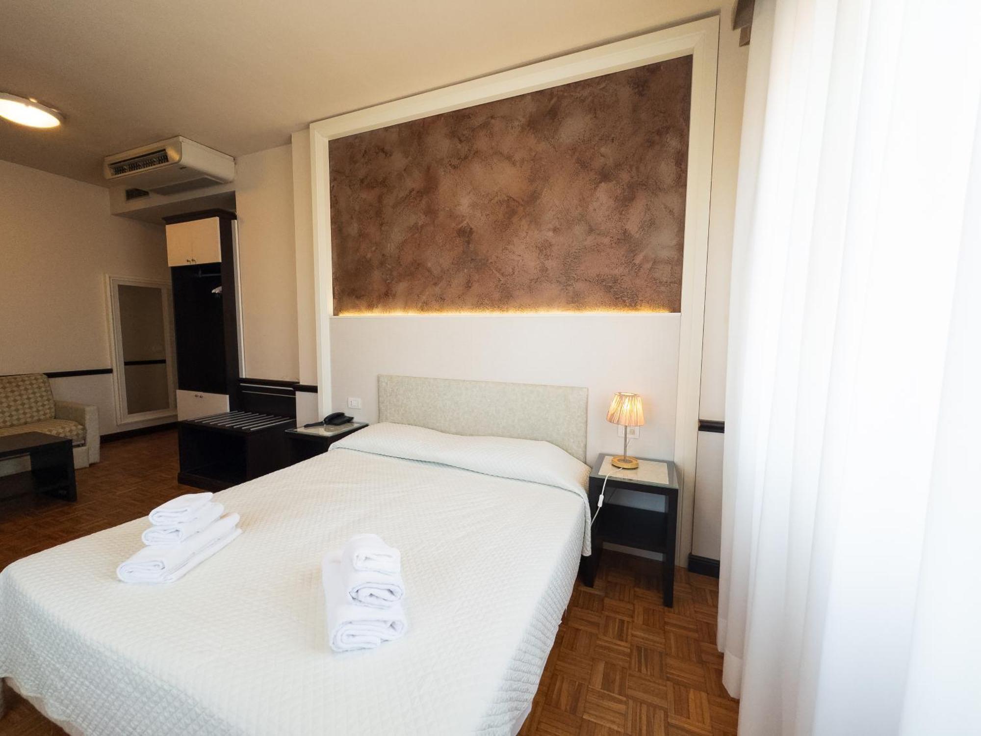 Hotel Astoria Фіденца Екстер'єр фото